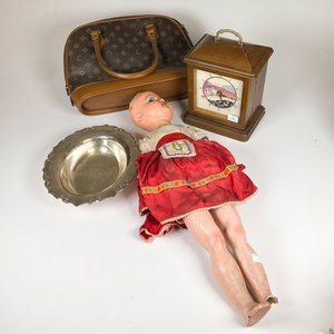 Lote de 4 piezas: Muñeca antigua, cartera, reloj y centro de mesa - imagen 2