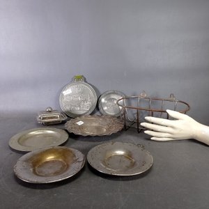 Lote de 8 piezas en platina y peltre: plato decorativo, salsera, canasto y más - imagen 6