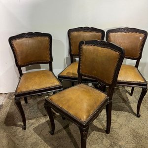 Lote siguiente: Juego de 4 Sillas Francesas Estilo Luis XV Tapizadas en Cuero Marrón