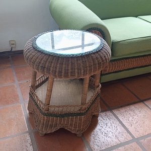 Juego de 2 Mesas Auxiliares de Ratan con Vidrio y Diseño de Dos Niveles - imagen 3