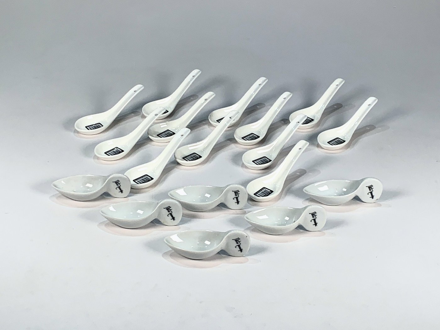 Juego de 18 Piezas de Porcelana Blanca: 12 Cucharitas y 4 Salseras Wilmax England
