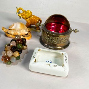 Lote de 6 piezas: Mano de madera, elefante con pez, uvas de piedra, cenicero y más - imagen 3