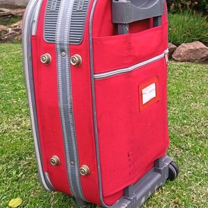 Valija Rígida Roja con Ruedas y Manija Extensible - imagen 3