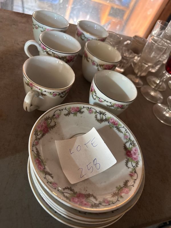 Juego de Tasitas y Platos de Porcelana