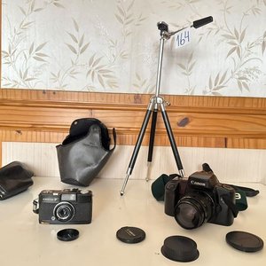 Lote siguiente: Cámara Canon EOS 300 con lente, trípode y accesorios