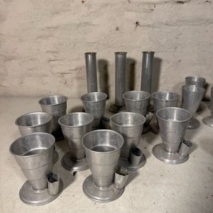 Lote de Candelabros y Vasos de Aluminio - imagen 3