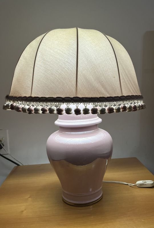 Lámpara de mesa en cerámica color rosa con pantalla funcional - imagen 2