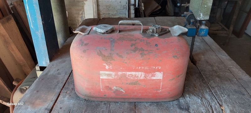 Lote siguiente: Tanque de combustible rojo para lancha en mal estado