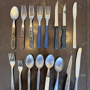 Lote de Cubiertos: Tenedores, Cuchillos y Cucharas Variados - imagen 1