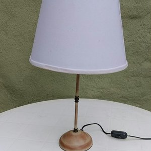 Lote siguiente: Lámpara de mesa antigua con pantalla blanca