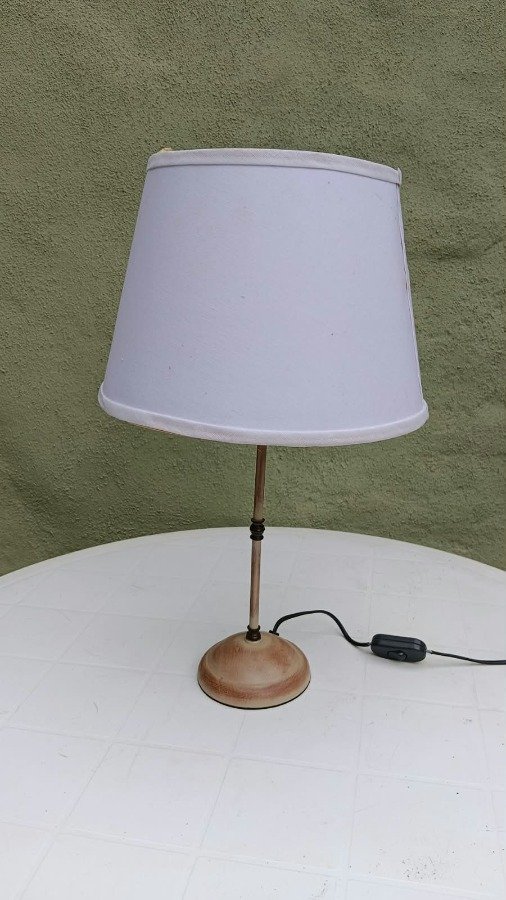 Lámpara de mesa antigua con pantalla blanca