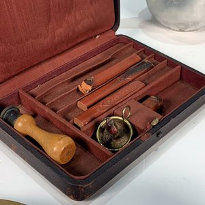 Lote de Ceniceros de Bronce y Cobre, Cafetera Antigua, Abrecartas y Más - imagen 3