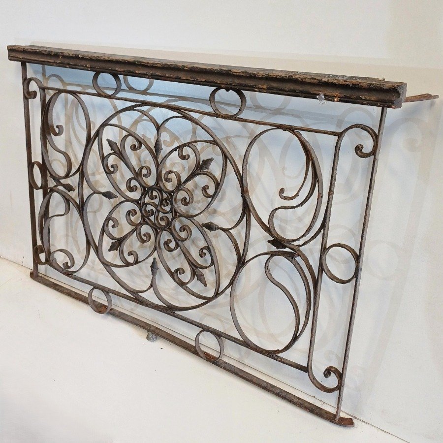Lote anterior: Puerta de hierro antigua con diseño floral