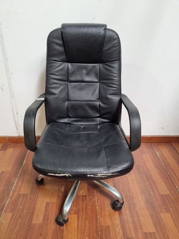 L 987 - Comodo sillon de escritorio giratorio en tapizado color negro con detalles de uso (Medidas 63x50x100cm / Con desgaste en tapizado) - imagen 1