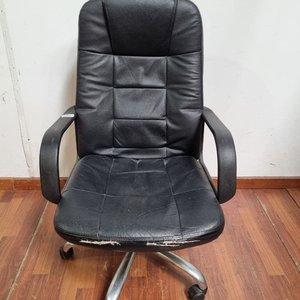 Lote siguiente: L 987 - Comodo sillon de escritorio giratorio en tapizado color negro con detalles de uso (Medidas 63x50x100cm / Con desgaste en tapizado)