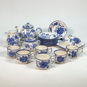 Lote siguiente: Juego de Té Cerámica Blanca y Azul con Flores - Tetera, Lechera, Azucarero, Mantequera, 6 Tazas y 6 Platillos