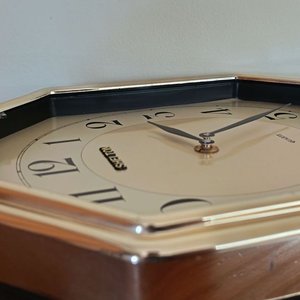 Plato Decorativo Mesopotamia, Reloj Octogonal Shelton y Bonsái Artificial - imagen 6