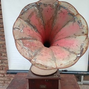 Gramófono Antiguo con Bocina Exterior Roja Desgastada - imagen 2
