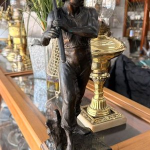 Estatuilla de Metal Patinado: Hombre Trabajador con Herramienta - imagen 5