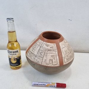 Jarrón de Barro Decorativo "URUGUAY" con Guarda Esgrafiada y Rajadura en Base - imagen 2
