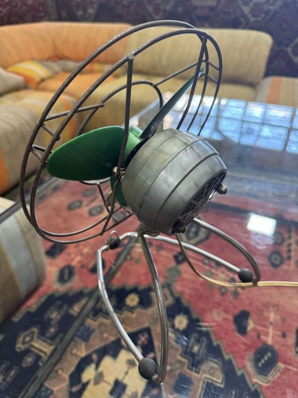 Pequeño ventilador vintage funcionando: Un accesorio de hogar clásico - imagen 5