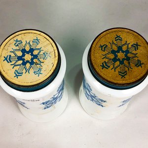 Dos Frascos Vintage Vidrio Blanco con Tapa Metálica y Diseño de Copos de Nieve - imagen 3