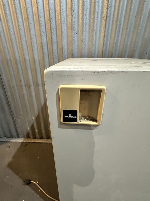 Refrigerador FRIGOBAR con compartimiento frontal y estantes de alambre - imagen 3