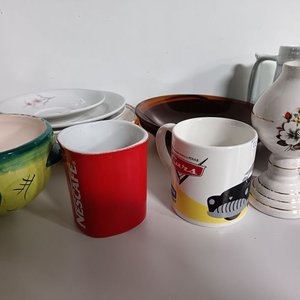 Lote de Vajilla Variada: Tazas, Platos y Jarra - imagen 3