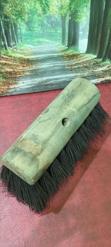 Bolsa de Escoba Antigua con Manija de Madera - imagen 2