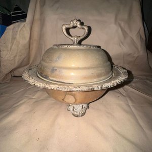 Antigua Fuente de Servicio Cloche con Tapa Labrada - Metal Plateado - imagen 3