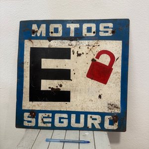 Lote siguiente: Cartel Antiguo de Estacionamiento para Motos con Candado