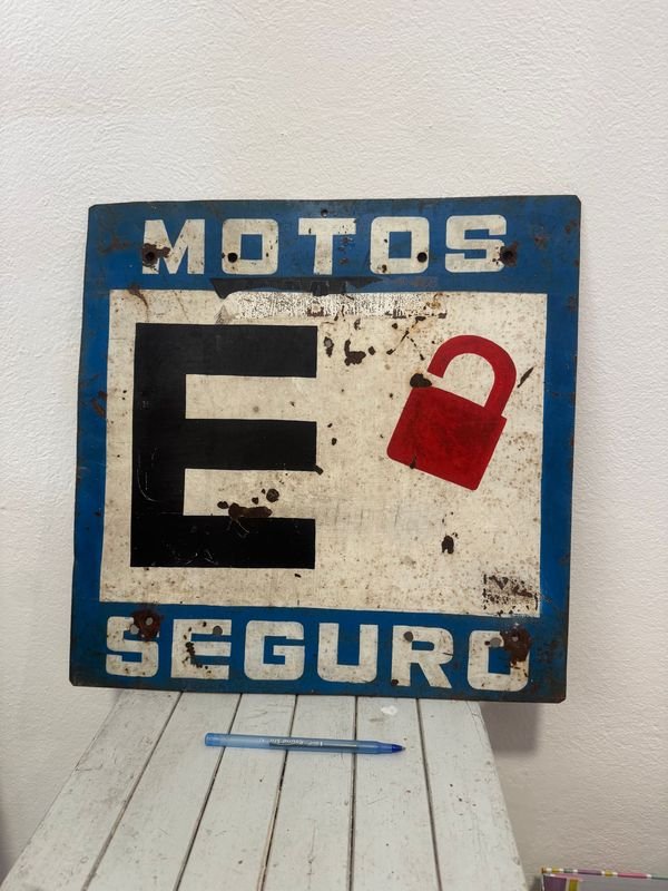Cartel Antiguo de Estacionamiento para Motos con Candado