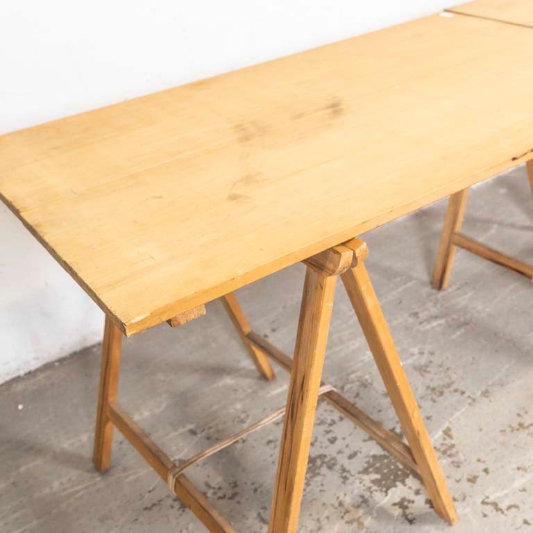 Mesa con caballetes de madera y metal - imagen 2