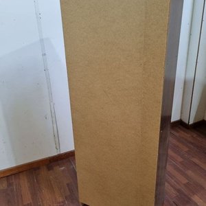 Mueble Blanco y Castaño con Puertas y Estante Abierto - imagen 4