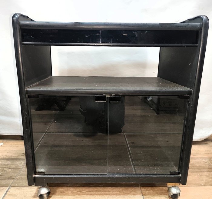 Mesa Negra para TV con Puertas de Vidrio y Ruedas