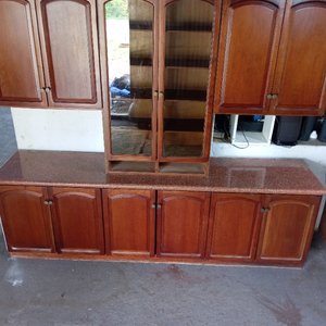 Amoblamiento de Cocina en Cedro: Bajo Mesada con Granito y Placard Colgante - imagen 13