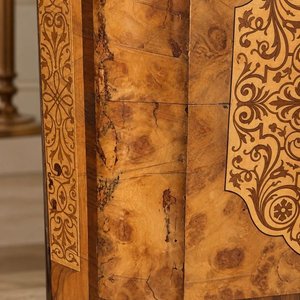 Aparador Antiguo de Madera con Marquetería Ornamental y Copete Tallado - imagen 4