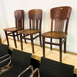 Lote de Sillas de Oficina y Lámpara de Pie Rústica - imagen 2