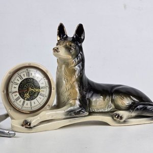 Reloj Alemán con Figura de Perro en Cerámica Holandesa - imagen 1