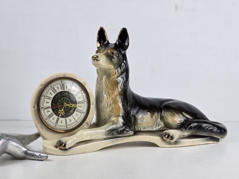 Reloj Alemán con Figura de Perro en Cerámica Holandesa