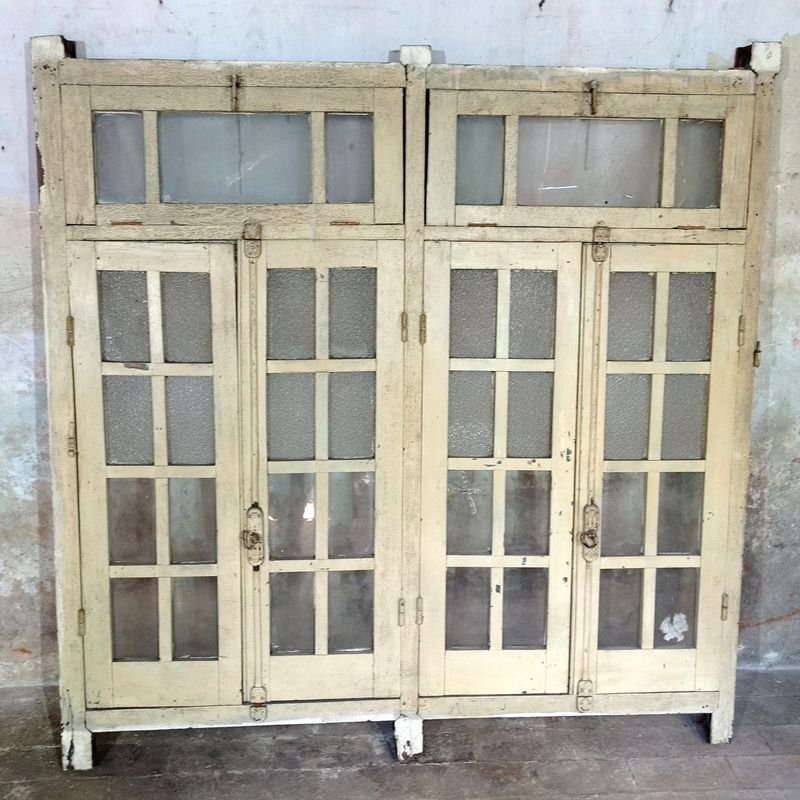Lote anterior: Ventana de cedro con cuatro hojas batientes y dos banderolas superiores