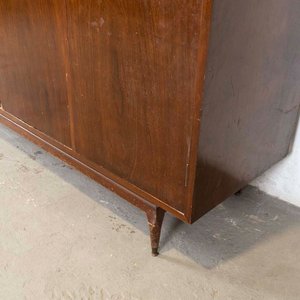 Ropero americano de cuatro puertas. Interior con espejo, cofre y tres cajones. Averías en el enchapado, detalles en la madera y en el lustre. Faltan estantes y tiradores. - Medidas: 220 x 59 x 212cm - imagen 2