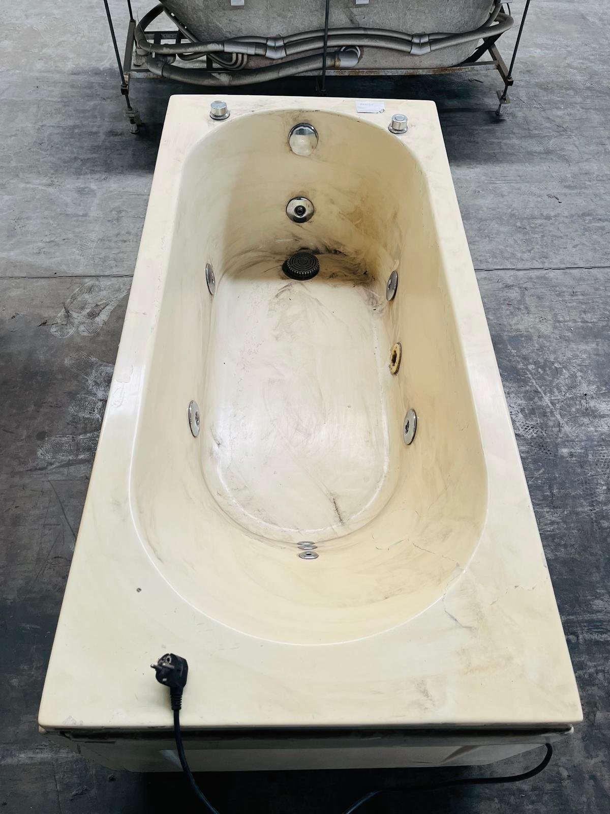 Jacuzzi de Fibra con Motor y Grifería