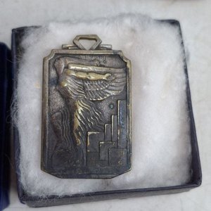 Lote de Objetos Varios: Reloj, Lapicera, Cajas, Latas, Medallas y Adornos - imagen 8