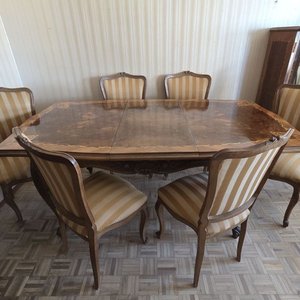 Lote anterior: Juego de Comedor Francés Estilo Luis XV con Marquetería y Tapizado Rayado
