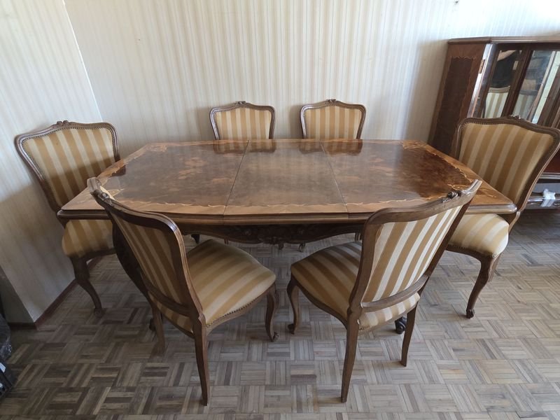 Juego de Comedor Francés Estilo Luis XV con Marquetería y Tapizado Rayado