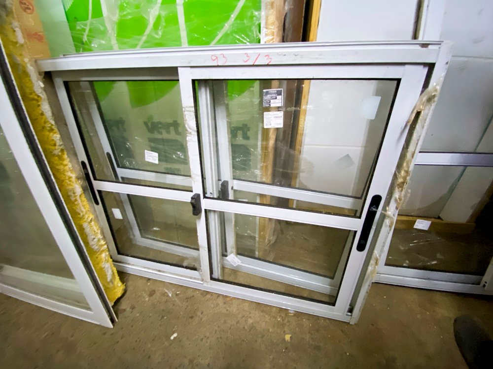 Lote siguiente: Ventana de aluminio y vidrio blanco con doble cristalización