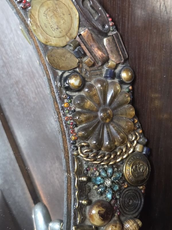 Espejo artesanal con antigüedades varias - imagen 5