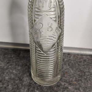 Botella Antigua de Vidrio Labrado con Número 28 - imagen 4