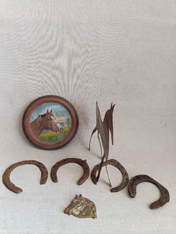 Figura de caballo en lamina de cobre, herraduras y varios - imagen 3